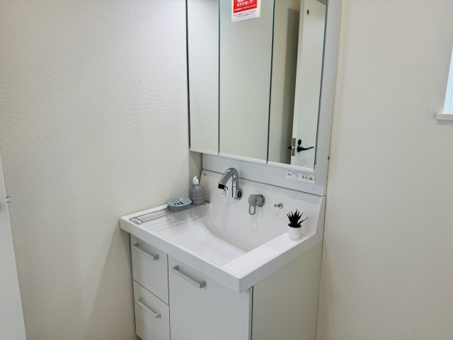 八王子市　楢原町　新築一戸建て　２４ー１期の独立洗面台|～３面鏡付きの独立洗面台　細々している物をスッキリ収納出来ます～