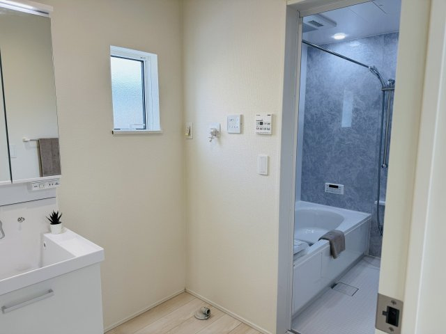 八王子市　楢原町　新築一戸建て　２４ー１期の脱衣所|～窓付きで明るい洗面所　換気もしやすいです～