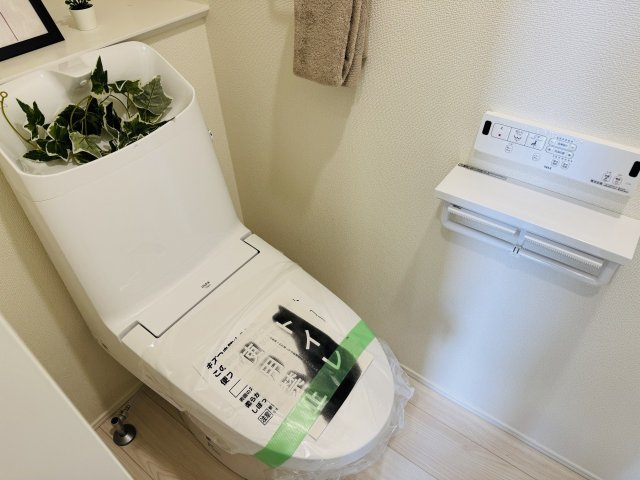 八王子市　楢原町　新築一戸建て　２４ー１期のトイレ|～暖房温水洗浄機能付きトイレ　冬場は特に嬉しい機能ですね～