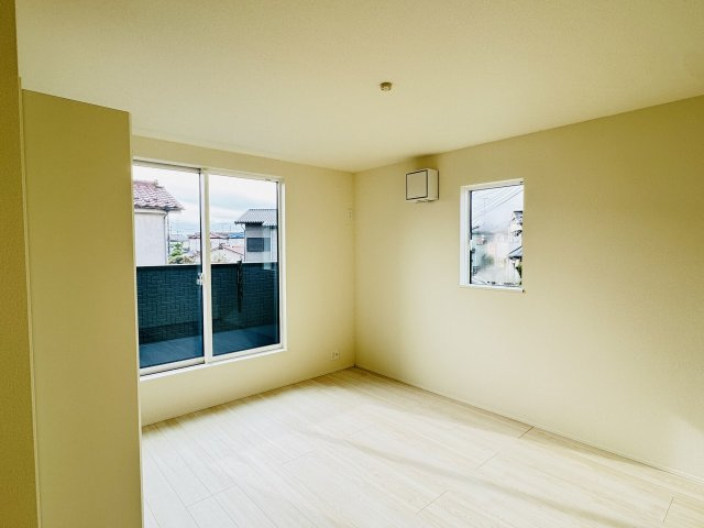 八王子市　楢原町　新築一戸建て　２４ー１期の寝室|～2階8.8帖の主寝室　ベッドなど大型家具のレイアウトもしやすい広さです～