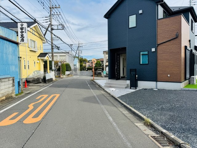八王子市　楢原町　新築一戸建て　２４ー１期の前面道路含む現地写真|～西側6ｍ・東側6ｍ道路に面しています～