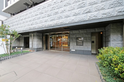 【エントランス】 | プレサンス OSAKA DOMECITYビーツ | 落ち着いたエントランスです