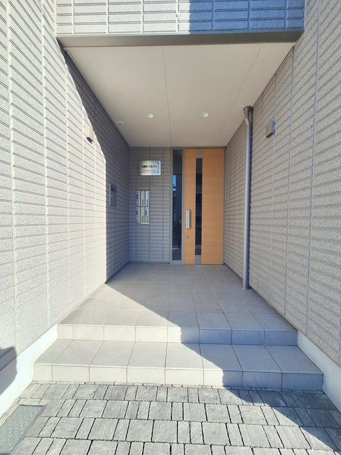 日進町１丁目メゾンのエントランス