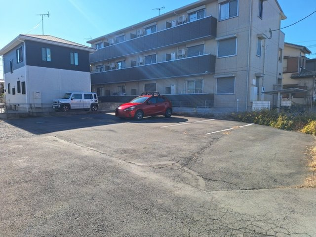 日進町１丁目メゾンの駐車場