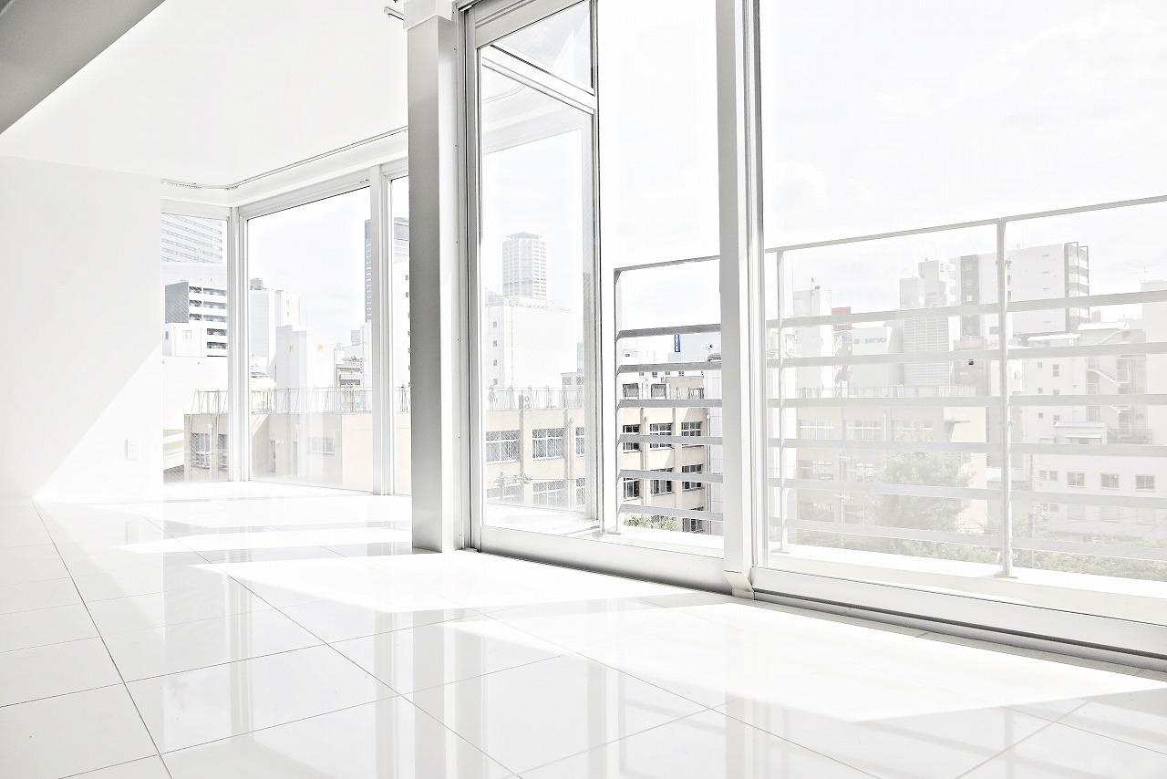 是空NANBAⅡの寝室|デザイナーズ仕様で稀な全面型ガラス