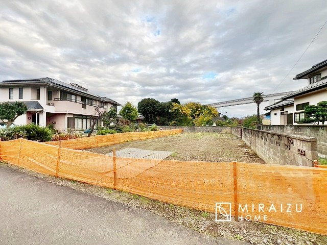 【外観】 | 運転が不安な方も安心な前面道路、きちんと幅員のある道路は女性にも安心です。整備されている道路は気持ちも良いですね♪
