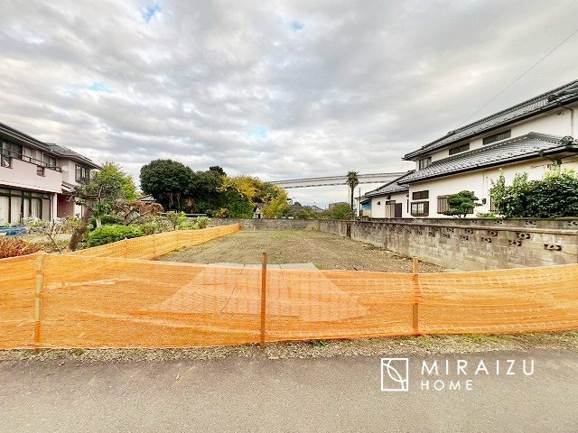 【前面道路含む現地写真】 | お車の運転に自信のない方でも安心かなと思います。とても解放感があり、日当たりも気持ちよさそうです。

