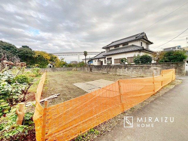 【前面道路含む現地写真】 | ＼静かな環境で落ち着いた暮らしをご希望のお客様／広さと価格のバランスの良いマイホーム！近隣施設にも恵まれ立地！詳細、ご見学希望・資料請求ミライズホームお気軽にお問合せ下さい♪
