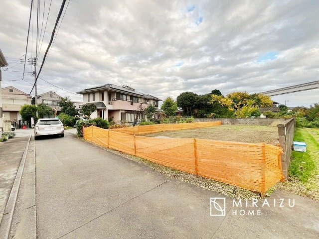 【前面道路含む現地写真】 | 通勤や家族の送迎など、毎日の生活にマイカーが欠かせない方にとって駐車場は大事な条件。敷地内にカースペースがあれば、お出かけやお買い物の際の搬入出も楽々です。
