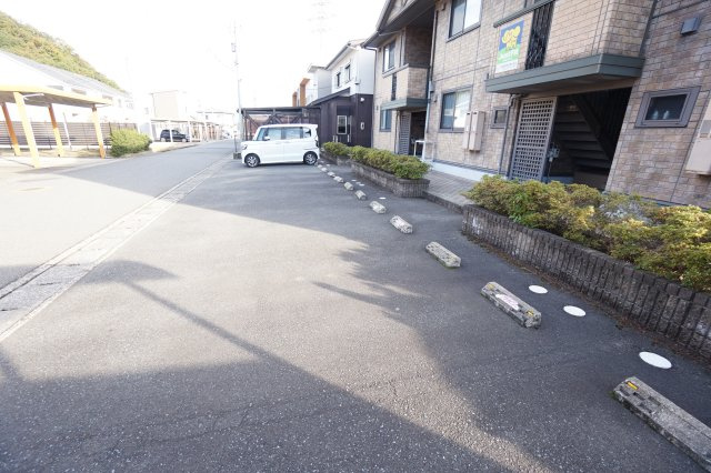 ジェニアル西谷の駐車場