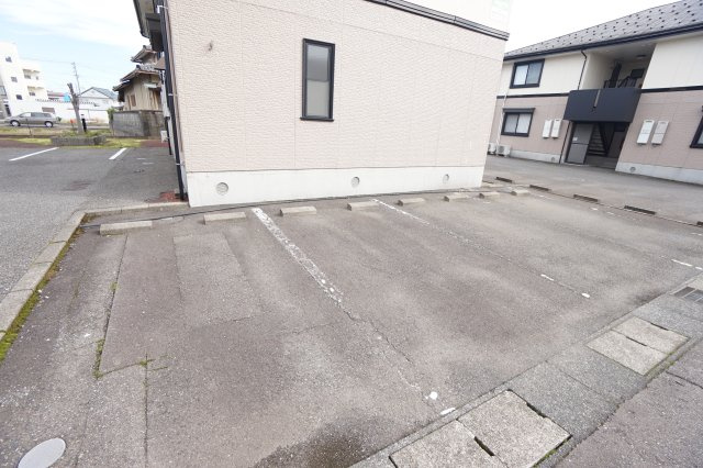 グランパレ陽向の駐車場