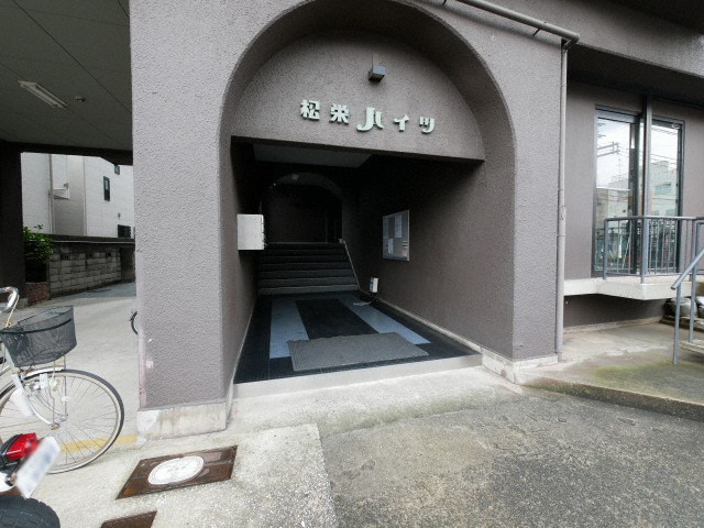 松栄大正ハイツのエントランス