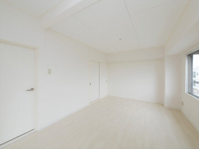 松栄大正ハイツの洋室