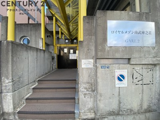 ロイヤルメゾン南武庫之荘のエントランス