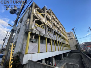 オートロックで外部の人間が簡単に出入りできないため安心です。
