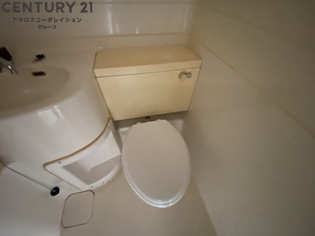 浴室内にトイレがあります☆
