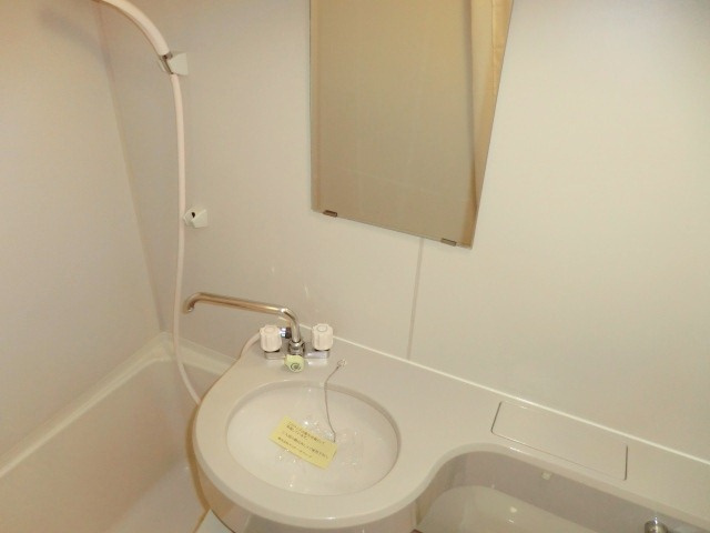 浴室内に洗面台があります