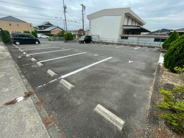 三重県亀山市関町　一棟アパートの駐車場