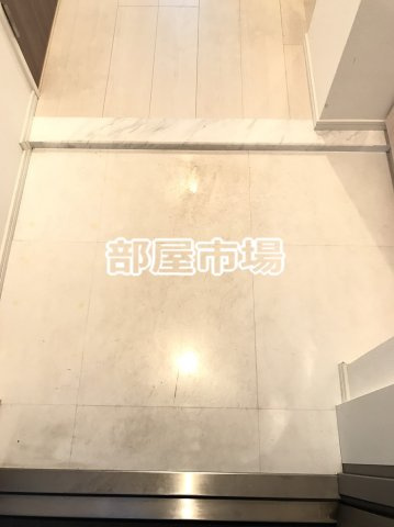 ROTIS COURTの玄関