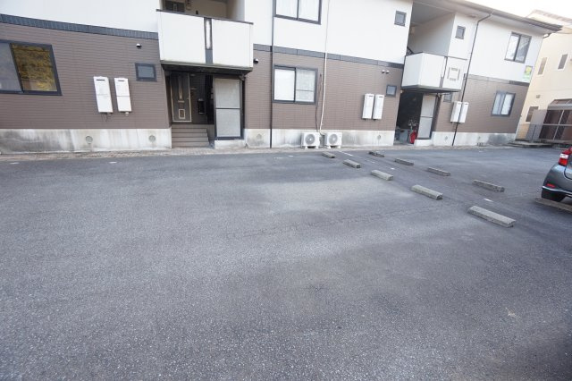 ソフィア西谷A棟の駐車場