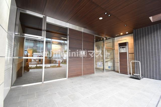 大阪市中央区博労町２丁目の賃貸マンションのエントランス