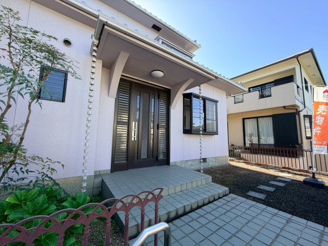 和泉市いぶき野1丁目戸建（駐車2台）の玄関|玄関扉を出ると、広いスペースがあります