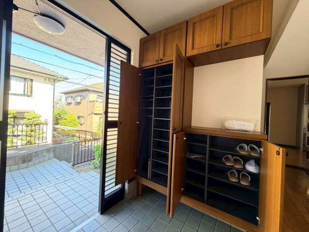 和泉市いぶき野1丁目戸建（駐車2台）の玄関|シューズの収納力はこの大きさです