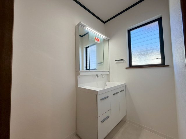 和泉市いぶき野1丁目戸建（駐車2台）の独立洗面台