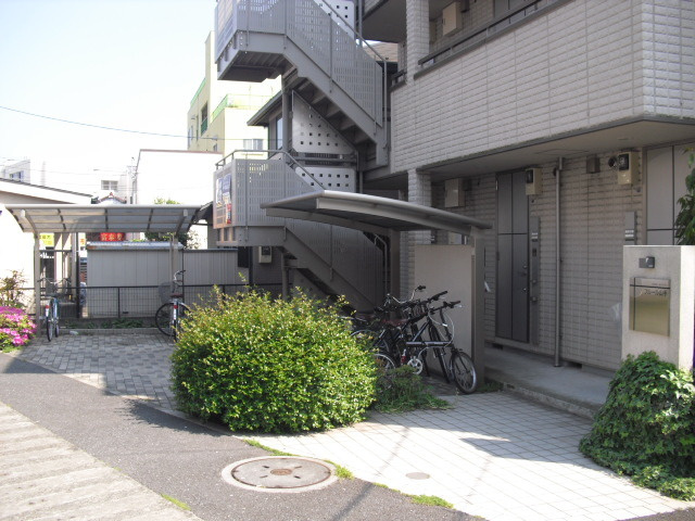 フルール山手のエントランス|敷地内