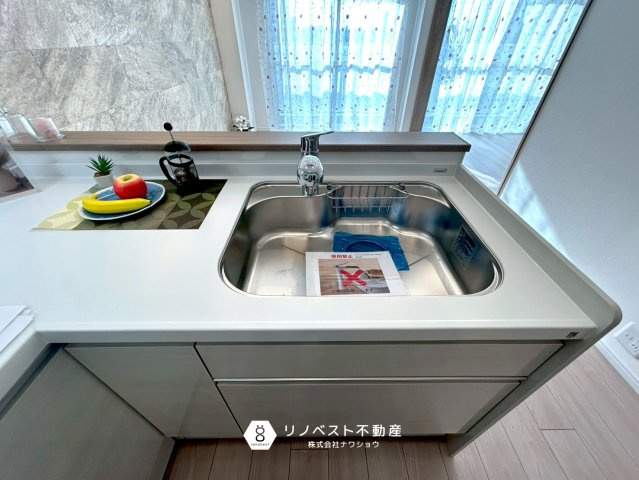 ファミール緑橋のキッチン|スポンジ置場もあるので便利ですね！キッチンからリビングが見渡せるので小さいお子様がいらっしゃるご家庭でも安心ですね◎