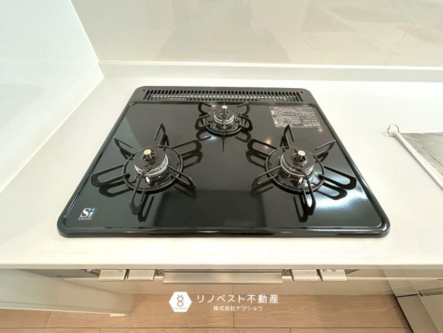 ファミール緑橋のキッチン|3口コンロがあるのでまとめて調理することができます！