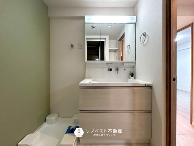 ファミール緑橋の独立洗面台|3面鏡付きの洗面台なので身支度もスムーズにできそうですね！洗濯パン付きなのですぐに洗濯機を置いて頂けます！