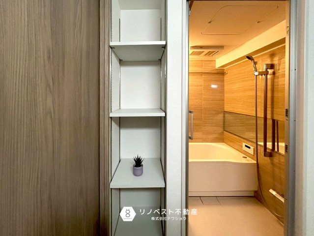 ファミール緑橋の収納|浴室の横に収納棚があるのでバスタオルなどを入れておくとお風呂上り便利そうですね！