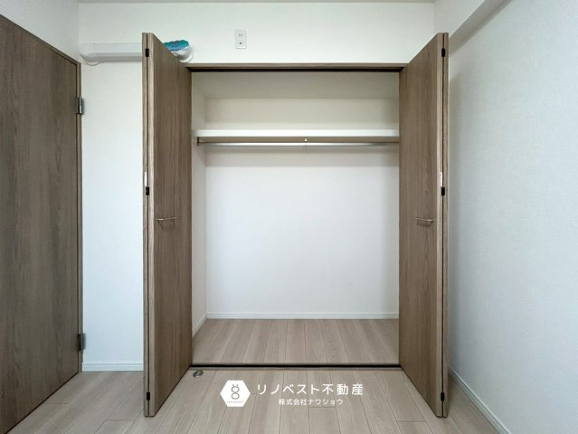 ファミール緑橋の収納|上部の棚には普段あまり使わない物を置いておくとスッキリとしたお部屋造りができますね！