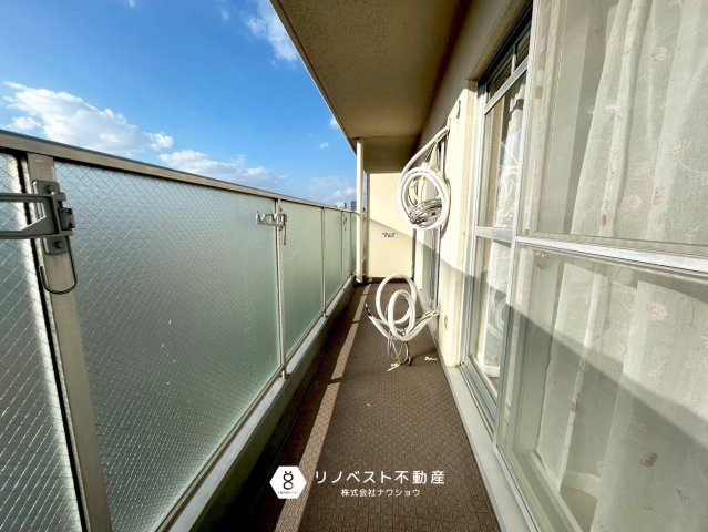 ファミール緑橋のバルコニー|室外機のホースがついているのですぐにエアコン設置して頂けます♪