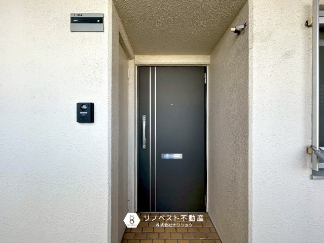 ファミール緑橋の玄関|玄関扉前は少しスペースがあるのでゆとりを持って室内に入ることができます！