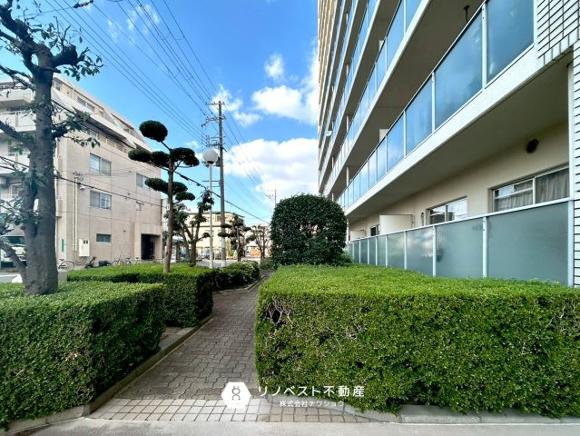 ファミール緑橋のその他共用部分|マンション前には緑があるので街中でも自然を感じられます。