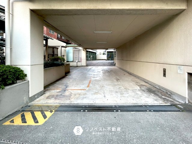 ファミール緑橋の駐車場|駐車場に入るにはチェーンがかかっているので入居者様以外は駐車できません。