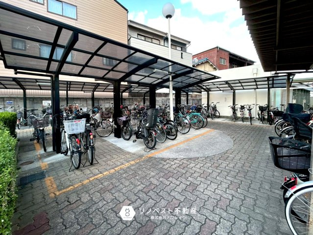 ファミール緑橋の駐輪場|屋根付きの駐輪場があるので雨の日でも自転車が濡れなくて済みますね！