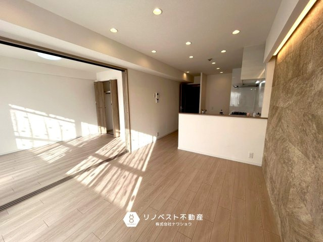 ファミール緑橋の居間・リビング|リビングと洋室の間の扉を開けておくと一続きの空間として広々とお使い頂けます♪