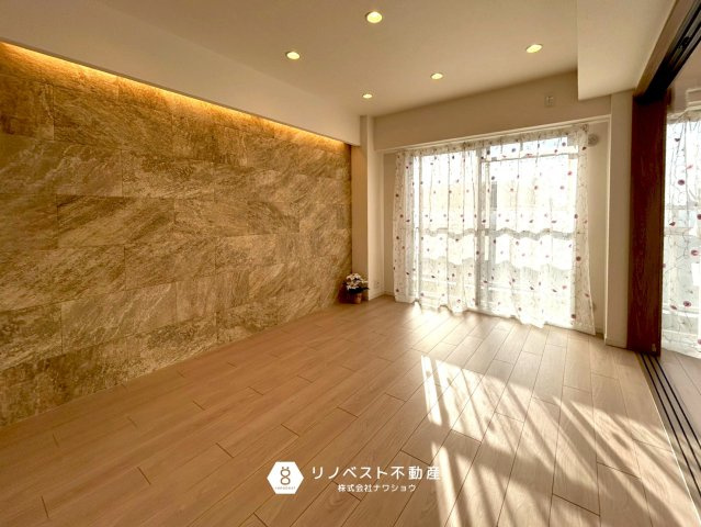 ファミール緑橋の居間・リビング|陽当たりも良好なので洗濯物もよく乾きそうですね！