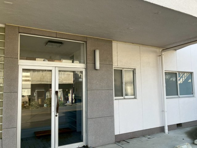 元宿貸事務所の玄関