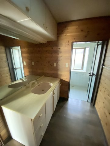 桜畠6丁目　中古住宅の洗面所