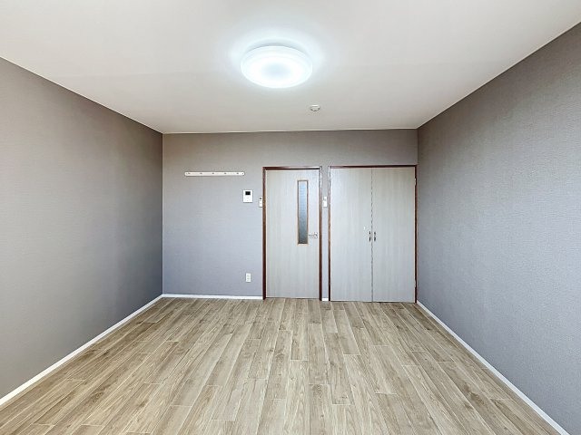 諏訪市大字中洲福島の賃貸マンションの居間・リビング