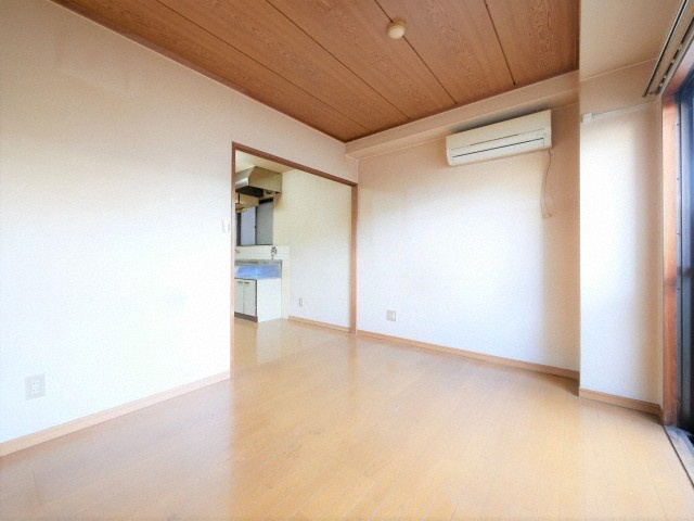 ロイヤル神路IIの居間・リビング