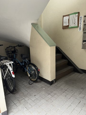 【その他共用部分】 | ヴィラナリー大和田 | 雨も安心の階段♪