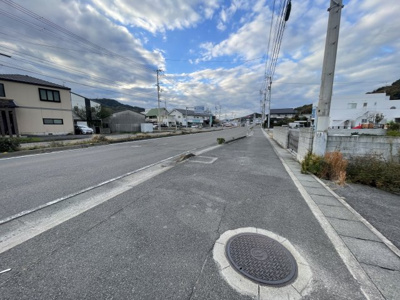 【前面道路含む現地写真】 | 愛媛県今治市鐘場町1丁目　新築セットプラン平屋