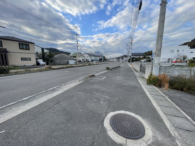 【前面道路含む現地写真】 | 愛媛県今治市鐘場町1丁目　新築セットプラン平屋