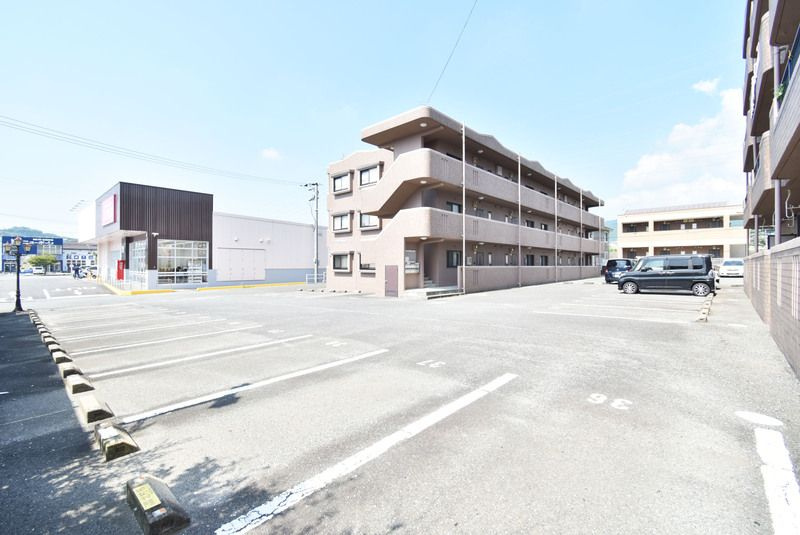 グラース蔵上 弐番館の駐車場|駐車スペースもあります☆