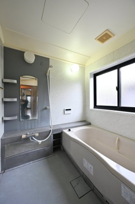 【浴室】 | 太田市緑町　中古住宅 | 清潔感あるお風呂はフルオートバスでお湯張りもラクラク♪
お風呂は窓があるので換気もできます。